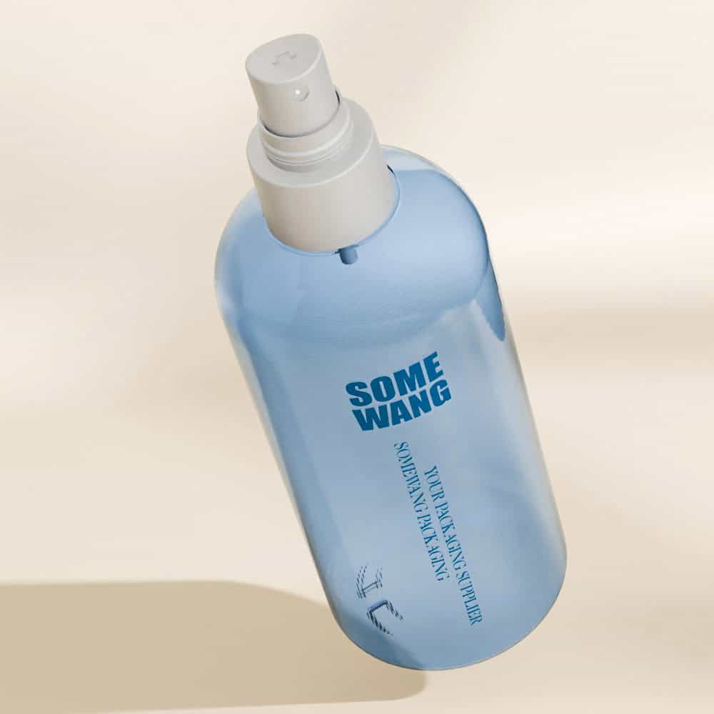 Botella azul de PET para el cuidado de la piel de 240 ml con dosificador y tapa grises, que flota sobre un fondo beige, ideal para necesidades de pulverizador.