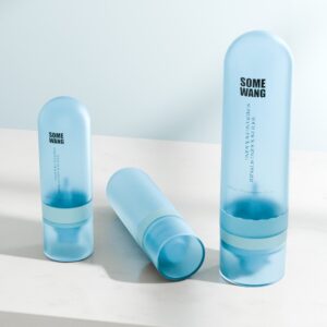 Três frascos de "100ml PETG skincare mist perfume spray invertido" em diferentes orientações sobre uma superfície clara com sombras.