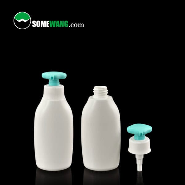 Ba chai sữa dưỡng thể SOMEWANG 300ML/500ML bằng nhựa màu trắng (một có bơm màu ngọc lam, một không có bơm) và một bơm màu ngọc lam riêng biệt được trưng bày.