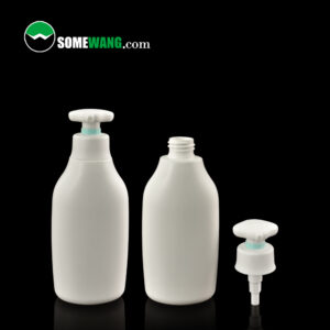 Trzy białe plastikowe butelki po balsamie (jedna zakręcona, jedna bez, jedna z oddzielną nakrętką) na czarnym tle. Wyświetlone logo „SOMEWANG.com”. Podkreślono innowacyjną butelkę na balsam o pojemności 300 ml/500 ml z pompką kwiatową.