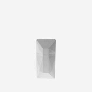 Een minimalistische witte, gefacetteerde container met een geometrisch ontwerp op een effen achtergrond, perfect voor het opbergen van plastic lipglosstubes.
