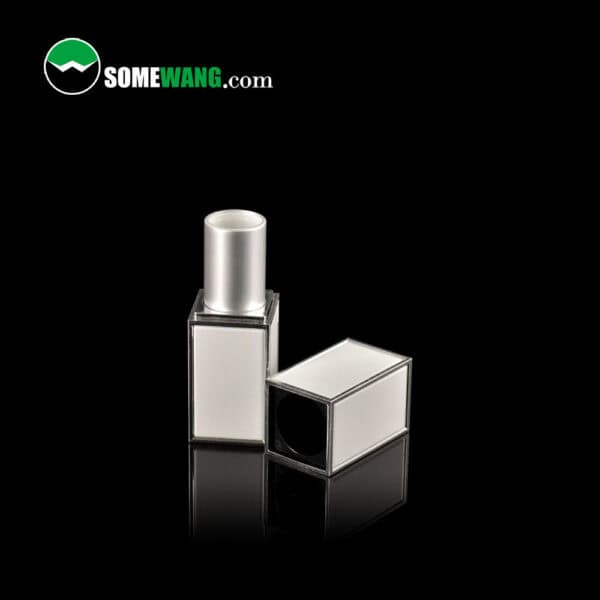 Custodia per rossetto SWC-CLI002C personalizzabile in argento e bianco (senza cappuccio) su superficie nera lucida, logo e "SOMEWANG.com" in alto a sinistra.