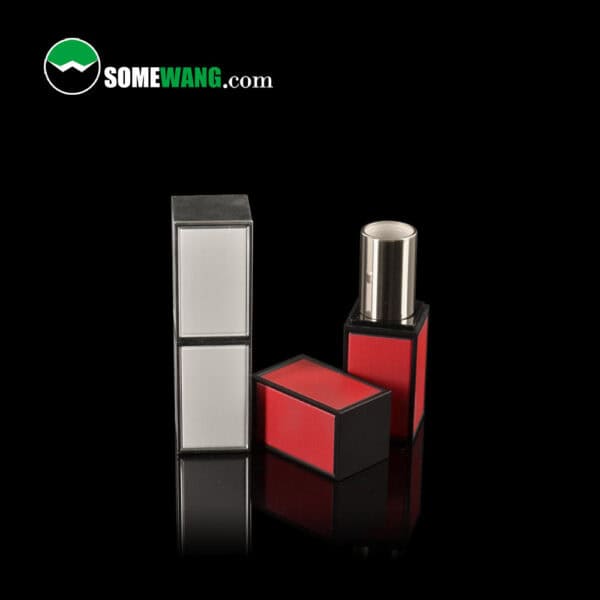 Una custodia per rossetto personalizzabile SWC-CLI002C rossa metallizzata e argento mostrata parzialmente aperta con il cappuccio accanto. Logo "SomeWang.com" su sfondo nero.