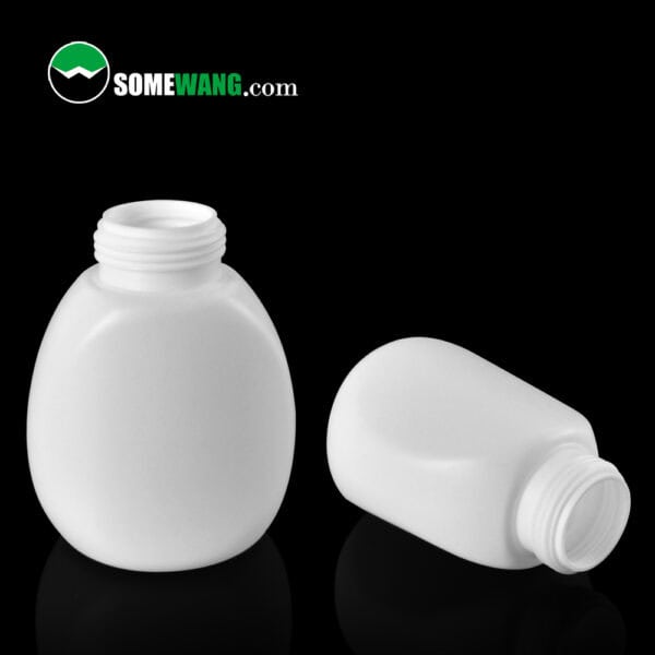 Hai bình bơm xốp HDPE SOMEWANG 300ML màu trắng; một cái đứng thẳng, một cái nằm nghiêng, cả hai đều không có nắp. Nền đen có logo "SOMEWANG.com". Lý tưởng để rửa tay.