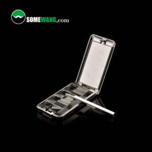 Een metalen etui met vakken, een open deksel, een enkel potlood erin en 'SomeWang.com' in de linkerbovenhoek.