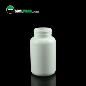 Zwykła biała butelka na lek z HDPE z otwartą zakrętką na czarnym tle. „SomeWang.com” znajduje się w lewym górnym rogu.