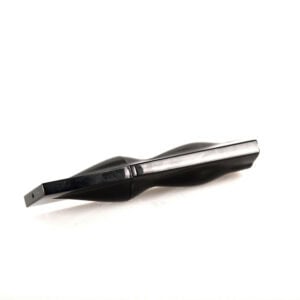 Een gedraaide zwarte plastic mascarabuis, SWC-CMA022, ligt horizontaal op een wit oppervlak.