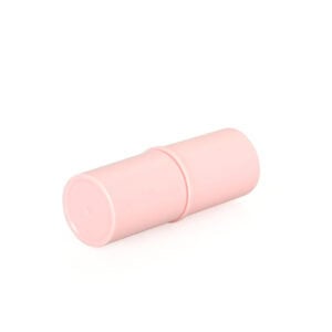 Een roze cilindrische concealerbuis, met het opschrift SWC-CFC006-8 (Copy), ligt leeg op een witte achtergrond.