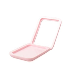 Een gedeeltelijk geopende SWC-CMF022 roze vierkante blush-behuizing met spiegel, tegen een effen witte achtergrond.