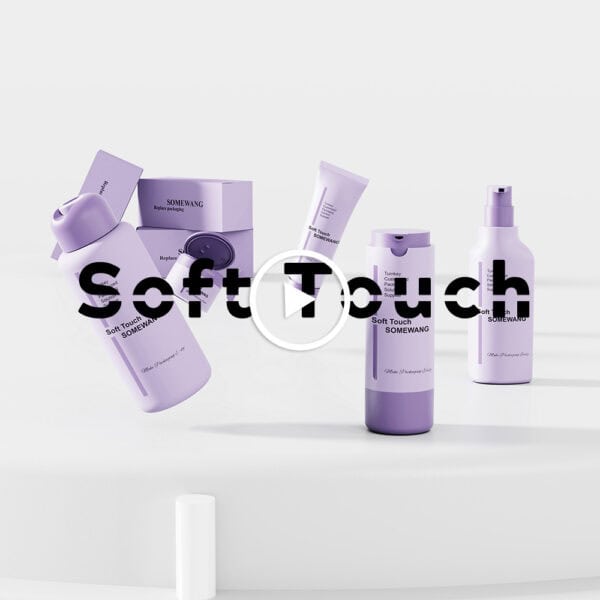 Una colección de botellas y tubos morados para el cuidado de la piel "Soft Touch" sobre un fondo blanco.