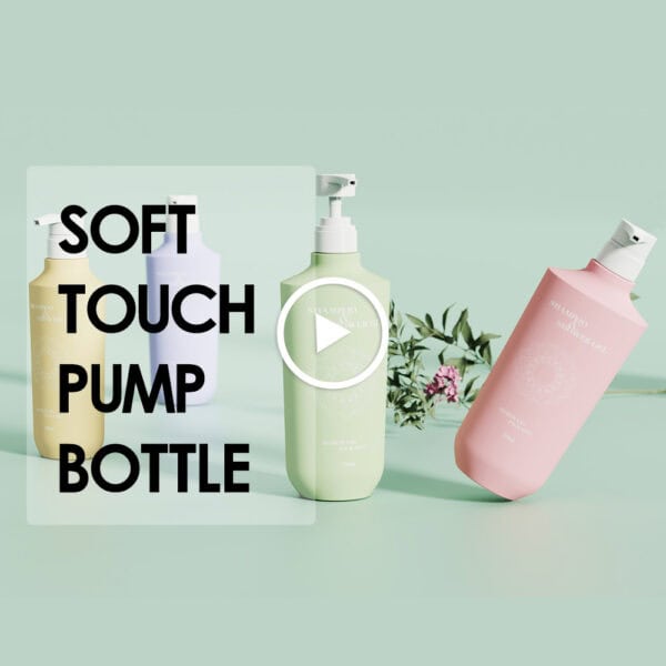 Cuatro botellas con dosificador en colores pastel "Shampoo & Shower" sobre un fondo verde claro, con la etiqueta "Botella con dosificador Soft Touch". Elegante y práctico para el uso diario.