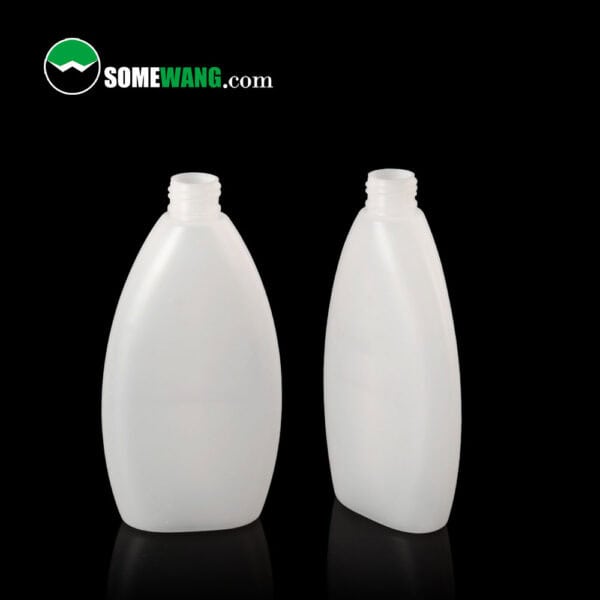 ขวด HDPE SOMEWANG สีขาวขนาด 250 มล. จำนวน 2 ขวดที่ไม่มีฝาปิดบนพื้นผิวสีดำ โลโก้ SomeWang.com อยู่ที่มุม