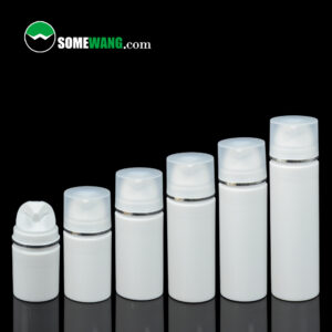 Cinco botellas cilíndricas blancas sin aire reciclables de PP (30 ml-150 ml) se muestran en una fila sobre un fondo negro, con la etiqueta "SOMEWANG.com".