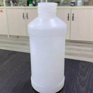 ขวด HDPE สีขาว SOMEWANG ขนาด 240 มล. พร้อมฝาเกลียว/เครื่องพ่นวางอยู่บนโต๊ะไม้สีเข้ม โดยมีตู้และชั้นวางเป็นพื้นหลัง