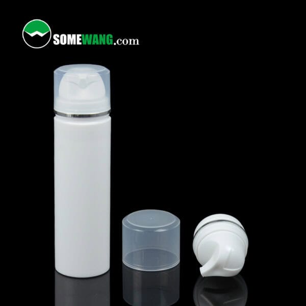 Una botella blanca SomeWang Airless de 30 ml ~ 150 ml con tapas transparentes, logotipo en la parte superior izquierda, sobre una superficie negra reflectante.