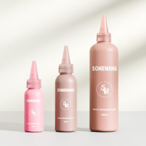 Üç adet 100ML'lik pompalı SOMEWANG vücut yıkama şişesi beyaz bir yüzey üzerinde yan yana duruyor.