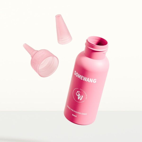 Beyaz bir arka plan üzerinde, pompalı ve iki adet pembe kapaklı 100ML pembe "SOMEWANG" HDPE vücut yıkama şişesi yüzüyor.