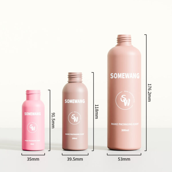 Üç adet pembe 100 ml "SOMEWANG" HDPE vücut yıkama şişesi (pompalı) 91,5×35, 118×39,5 ve 176,2×53 mm boyutlarında.