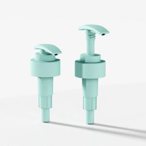 Duas bombas de detergente 4cc 32/410 com corpos azul-petróleo e conchas de alumínio ficam em pé sobre uma superfície branca, apresentando um design minimalista.