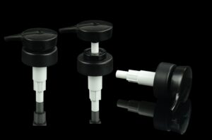 Três bombas de xampu de parede dupla pretas de 4cc (32/400) estão contra um fundo preto. Duas estão em pé; uma está deitada de lado, mostrando peças de parafuso.
