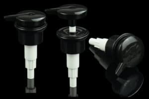 Três bombas de loção cosmética de plástico 32/410, pretas e brancas: duas na vertical, uma deitada, sobre um fundo preto.
