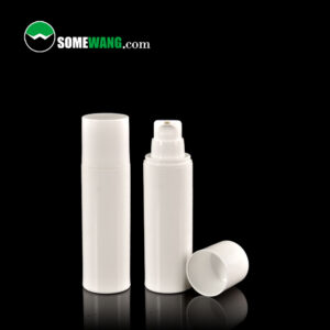 Dos botellas airless de PP reciclado de color blanco (20 ml, 30 ml, 50 ml) sobre un fondo negro, una de ellas sin tapón. El logotipo de SomeWang.com en la esquina superior izquierda.