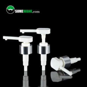 Três elegantes bombas de loção de plástico 28/410 em branco e prata são exibidas contra um fundo preto com "Somewang.com" no canto superior esquerdo.