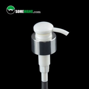 Uma bomba de loção de plástico branca e prateada com um bico dobrado em um fundo preto. O logotipo "SOMEWANG.com" aparece no canto superior esquerdo.