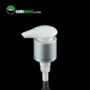 Uma bomba de loção branca 28/415 com colar prateado, mostrada contra um fundo preto com o logotipo Somewang.com no canto superior esquerdo.