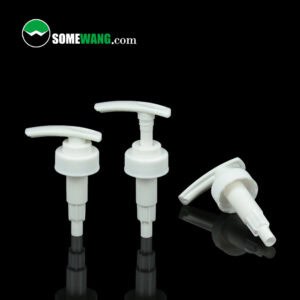 Três bombas de xampu Somewang 2cc (28/400) em uma superfície preta. Uma deitada, duas em pé. Logotipo "SomeWang.com" no canto.