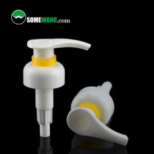 Duas bombas de sabão líquido 32/410 feitas de PP de parede dupla com saída 4CC, uma deitada e uma em pé, em um fundo preto. Logotipo "SomeWang.com" no canto superior esquerdo.