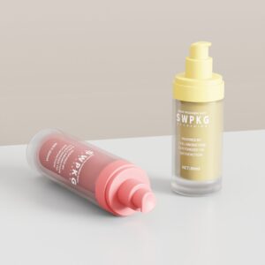 Dua botol minyak esensial kaca SWPKG berukuran 30ml dan 50ml, satu tegak dengan warna kuning, satu lagi tergeletak dengan isi berwarna merah muda dan tutup yang serasi.