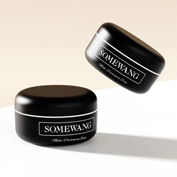 ขวด "Somewang" สีดำสองขวดวางอยู่บนพื้นหลังสีอ่อน พร้อมขวดหยดแก้วขนาด 30 มล. ดีไซน์เรียบหรูวางอยู่ด้านบน