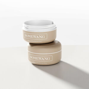 Dos frascos beige "SOMEWANG" con tapas blancas etiquetadas "Ultra Hydrating Oasis" están apilados junto a una elegante botella gotero de vidrio de 30 ml.