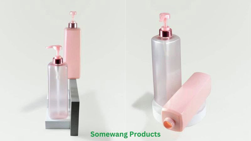 ขวดปั๊ม PET Somewang สีชมพูและใสสองขวดวางอยู่ โดยขวดหนึ่งตั้งตรงและอีกขวดวางนอนอยู่บนพื้นผิวสีขาว