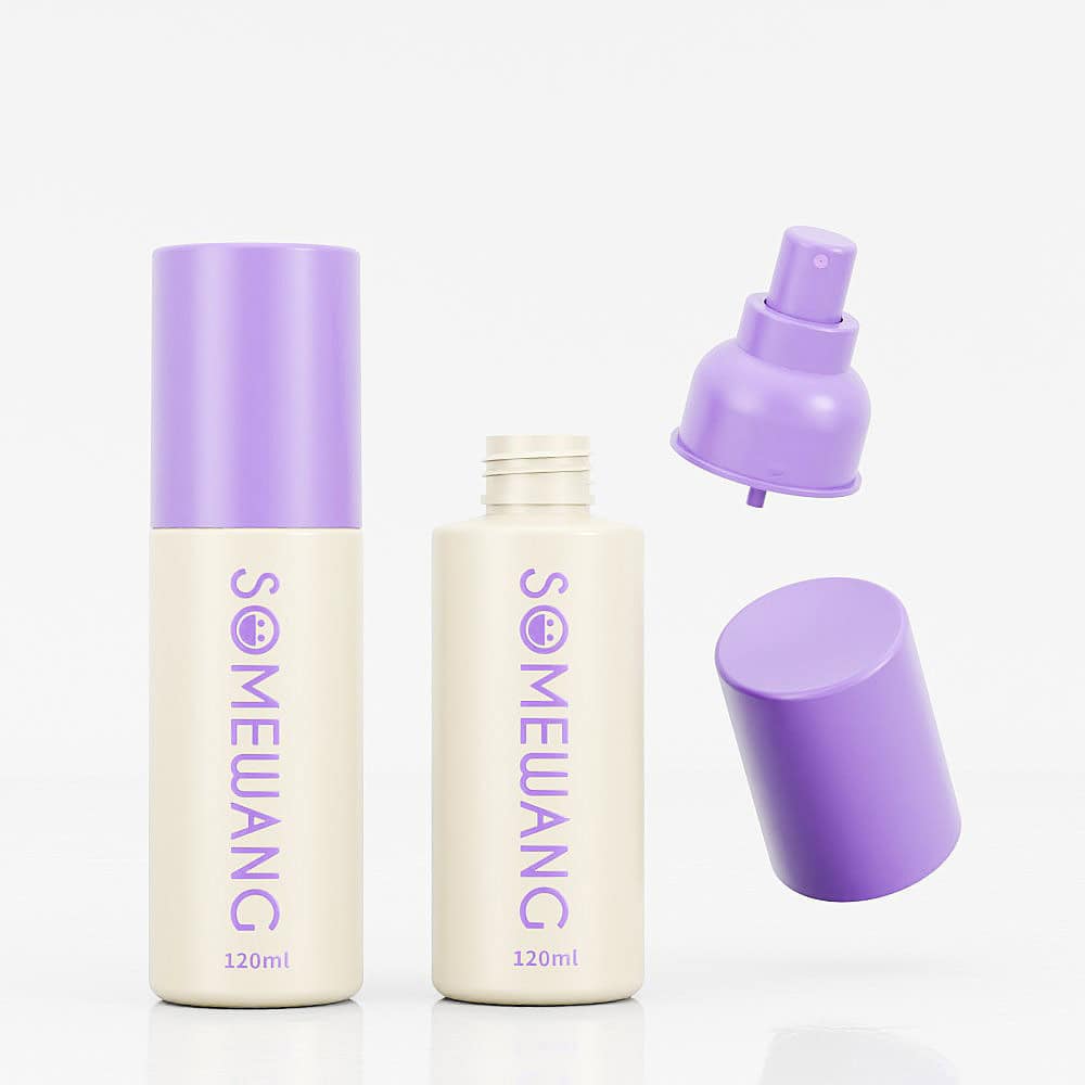 Due bottiglie in PET "Somewang" color crema da 150 ml con tappi viola sono affiancate. Una aperta con un ugello spray, mostra un design a fondo rotondo.