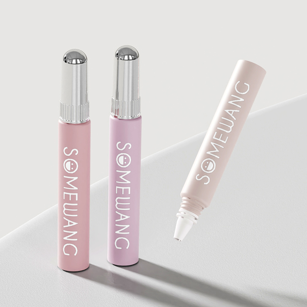 O conjunto de gloss labial "SOMEWANG" vem com três tubos redondos de PE PCR ecológicos: dois na vertical com tampas prateadas e um deitado de lado.