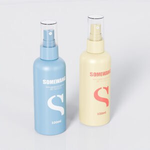 ขวด PET 20/410 ยี่ห้อ "SOMEWANG" ขนาด 100 มล. จำนวน 2 ขวด พร้อมหัวฉีดสีน้ำเงินและสีเหลือง วางอยู่บนพื้นผิวสีอ่อน