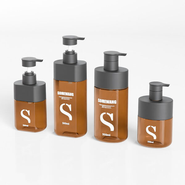 Sono allineate quattro bottiglie quadrate in PET "SOMEWANG" con pompe nere. Questi contenitori marroni sono disponibili nelle misure da 300 ml e 500 ml.