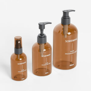 Tre flaconi di lozione in PET marrone etichettati "Somewang" con pompe, disponibili in 100 ml, 200 ml e 500 ml. Perfetti per shampoo o gel doccia.