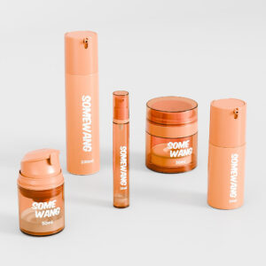 Cinque contenitori "Somewang" color pesca da 20 ml, 50 ml e 100 ml mantengono freschi i prodotti nella serie di flaconi/barattoli airless personalizzati.