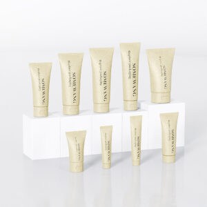 Negen beige plastic PE ronde buizen (D40, D16, D25, D19mm) op witte blokken in een minimalistische setting.