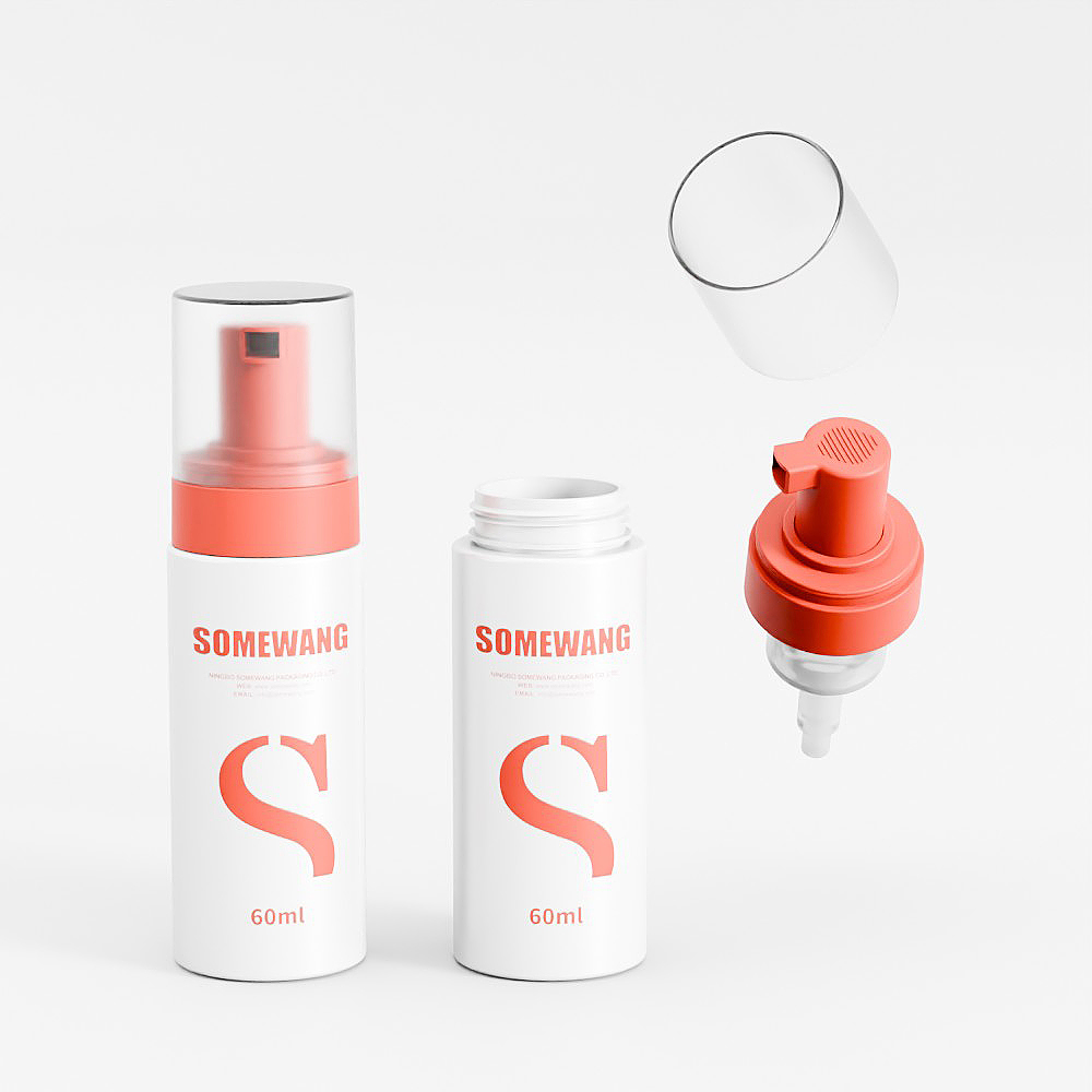 Dos botellas SOMEWANG de color blanco/naranja de 60 ml con el logotipo "S": una con bomba de pulverización y la otra con jabón en espuma para limpieza facial.