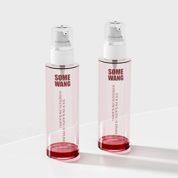 Dos botellas de vidrio rosa de 100 ml etiquetadas "Some Wang", con bombas blancas, se encuentran elegantemente sobre una superficie blanca contra un fondo gris.