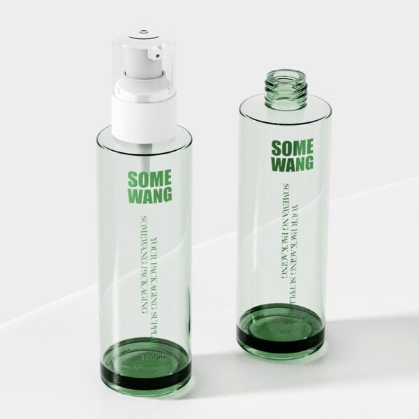 Dos botellas de vidrio de 100 ml de color verde sobre una superficie blanca: una abierta y otra tapada. Etiquetadas con la leyenda "Some Wang", ideales para lociones y artículos de cuidado personal.