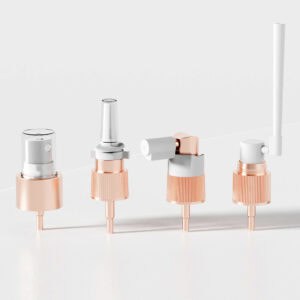 Quatro elegantes dispensadores de cosméticos em formato de bomba com designs vibrantes, incluindo pulverizadores nasais/de névoa 20/410 e 24/410, em um fundo simples.