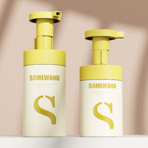 Duas garrafas amarelo-esbranquiçadas com logotipos "SOMEWANG" ficam elegantemente sobre uma superfície branca, com bombas de espuma de círculo duplo 40/410 com clipes.