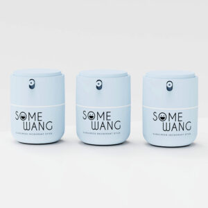 Ba thỏi khử mùi "Some Wang" màu xanh nhạt đựng trong chai 50ml có hình mặt cười được xếp thành hàng trên nền trắng trơn.