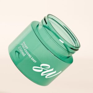 ขวด PET สีเขียวใสขนาด 250 มล. พร้อมฝาเกลียว มีข้อความ "MAKE PACKAGING EASY" สีขาว และ "SW" แบบมีสไตล์บนพื้นหลังสีกลาง