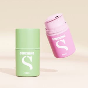 Se muestran dos botellas "SOMEWANG", una verde y otra rosa, ambas de 50 ml, sobre un fondo liso.